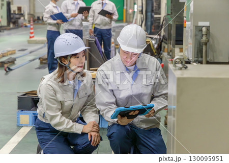 工場で働く作業員グループ 130095951