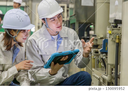 工場で働く作業員グループ 工場で働く作業員グループ 130095952
