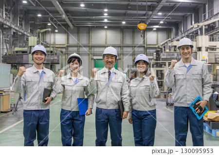 工場の中でガッツポーズする作業員 130095953