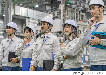工場の中で考える作業員 130095954