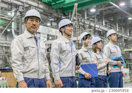 工場で働く作業員グループ 130095958