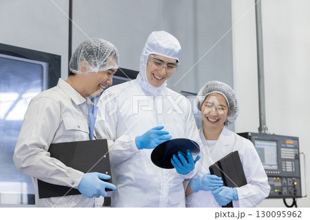 工場で働く作業員 工場で働く作業員 130095962