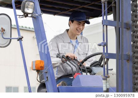 フォークリフトを操作する男性作業員 フォークリフトを操作する男性作業員 130095978
