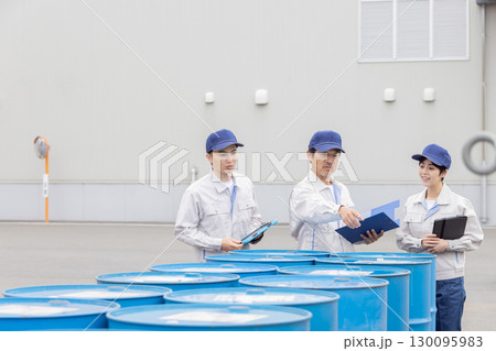 ドラム缶の在庫管理する作業員グループ 130095983