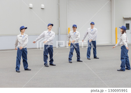 工場の前で体操する作業員グループ 工場の前で体操する作業員グループ 130095991