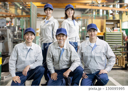 工場の中に並ぶ作業員グループ 工場の中に並ぶ作業員グループ 130095995