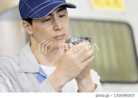 工場で旋盤加工品・フライス加工品を確認する男性作業員 130096003