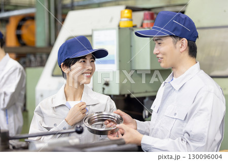 工場で旋盤加工品・フライス加工品を確認する作業員 130096004