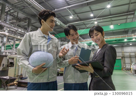 工場を視察する女性ビジネスパーソンと男性作業員 工場を視察する女性ビジネスパーソンと男性作業員 130096015