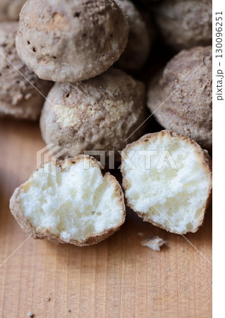 半分に割った黒糖でコーティングした鈴カステラ 130096251