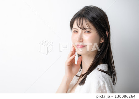 女性　ビューティー　スキンケア	 130096264