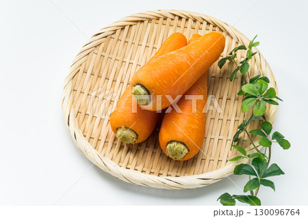ざるに盛り付けられた新鮮な人参 130096764