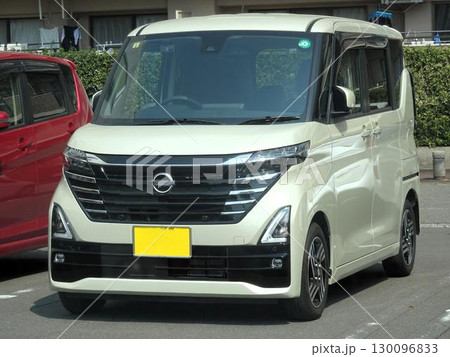 駐車場に停車する車 (日産 ルークス 3代目 ハイウェイスターX ) 駐車場に停車する車 (日産 ルークス 3代目 ハイウェイスターX ) 130096833