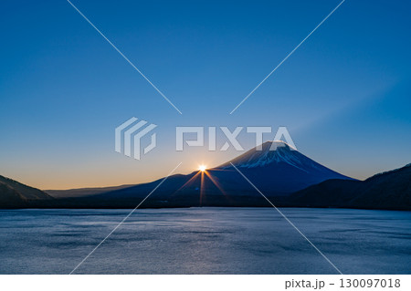 【山梨県】本栖湖から望む富士山 日の出 【山梨県】本栖湖から望む富士山 日の出 130097018