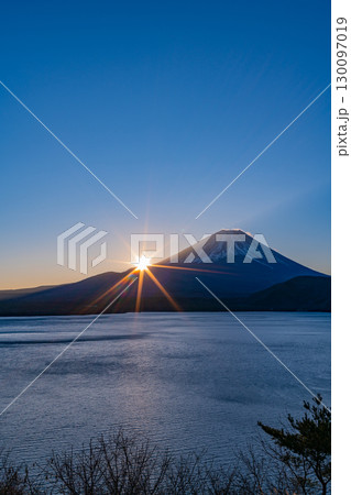 【山梨県】本栖湖から望む富士山 日の出 【山梨県】本栖湖から望む富士山 日の出 130097019