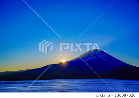 【山梨県】本栖湖から望む富士山　日の出 130097020