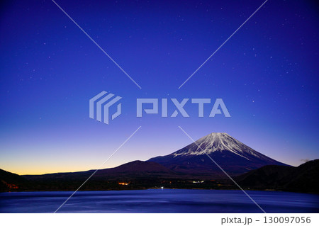 【山梨県】本栖湖から望む富士山　夜明け前 130097056