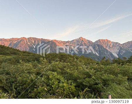 朝日に照らされる北大雪の山々 130097119