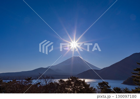 【山梨県】日が昇った本栖湖から望む富士山 【山梨県】日が昇った本栖湖から望む富士山 130097180