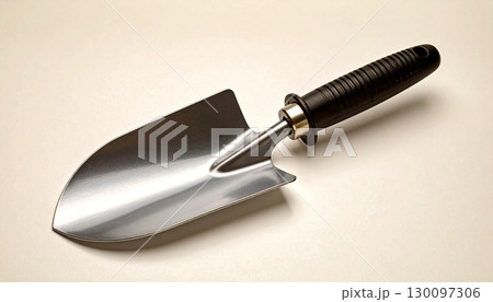 園芸作業に使う金属製の手スコップ 130097306