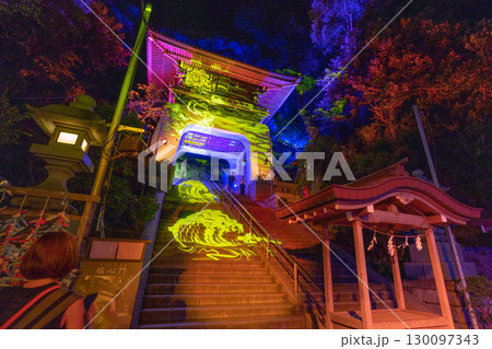 日本の藤沢都市景観　ライトアップされた江島神社・日本三大弁財天などを望む 130097343