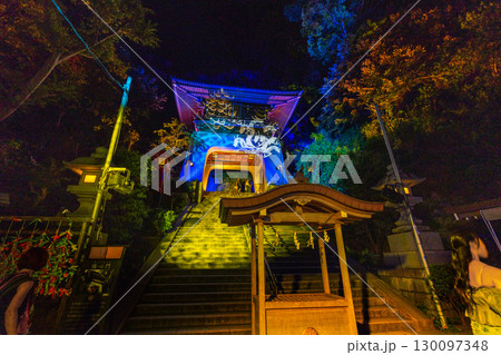 日本の藤沢都市景観 ライトアップされた江島神社・日本三大弁財天などを望む 日本の藤沢都市景観 ライトアップされた江島神社・日本三大弁財天などを望む 130097348