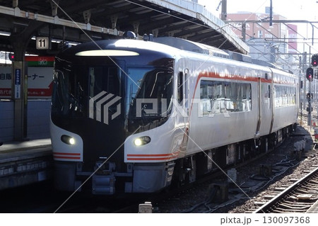 名古屋駅に入線する特急列車(JR東海HC85系気動車) 130097368