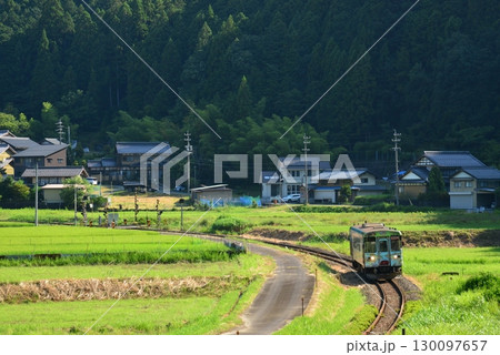 深戸駅と赤池駅のあいだを走る長良川鉄道 130097657