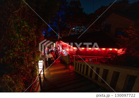 日本の藤沢都市景観　夜の江の島。多くの観光客で賑わう 130097722