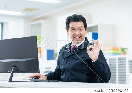 オフィスで働くシニアのエンジニア 130098191