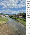 流れる清流と住宅街の風景 130098231