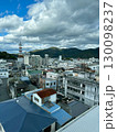 四万十市の街並みと山並みの風景（高知県） 130098237