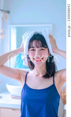 朝風呂を上がった若い女性のポートレート 130098641