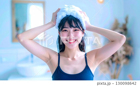 朝風呂を上がった若い女性のポートレートイメージ 朝風呂を上がった若い女性のポートレートイメージ 130098642