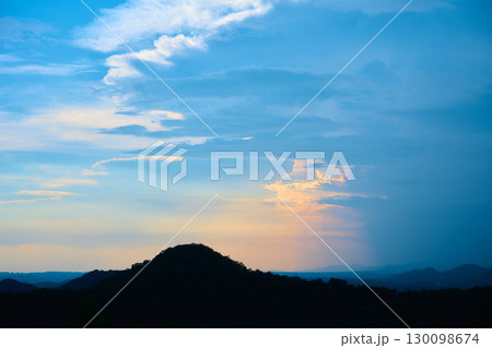 夕方の空と山のシルエット 夕方の空と山のシルエット 130098674