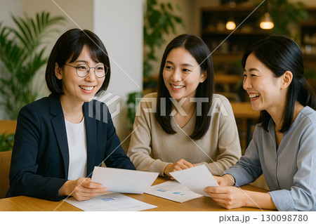 コワーキングで打ち合わせする女性たち 130098780