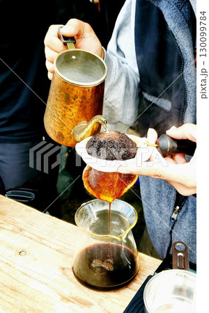 ネルドリップでコーヒーを淹れる ネルドリップでコーヒーを淹れる 130099784