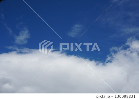 青空に浮かぶ雲 130099831