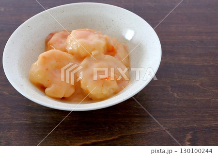 テーブル背景のエビマヨ 130100244