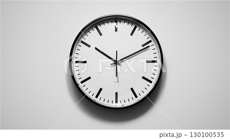 白い壁の中央に掛けられた、数字のない文字盤が特徴的な黒いフレームのモダンな壁掛け時計。 130100535