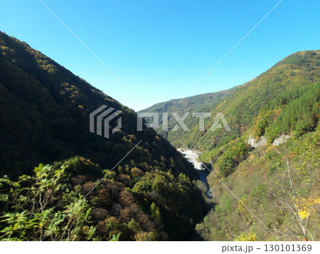 山道から見下ろした谷 130101369