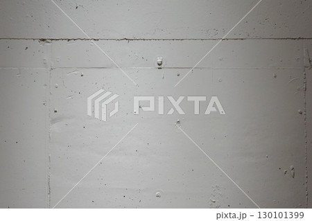 小さな穴や細かいでこぼこのある粗い白い壁 小さな穴や細かいでこぼこのある粗い白い壁 130101399