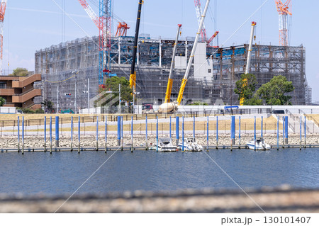 水辺に建設中の清掃工場の遠景 130101407