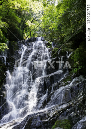 糸島の人気観光スポット 美しい白糸の滝 (福岡県糸島市) 糸島の人気観光スポット 美しい白糸の滝 (福岡県糸島市) 130101756