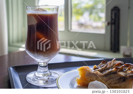 コーヒーフロートとバナナタルト カフェのデザートセット コーヒーフロートとバナナタルト カフェのデザートセット 130101825