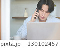 自宅で仕事をしているアジアの若い男性 130102457