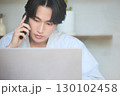 自宅で仕事をしているアジアの若い男性 130102458