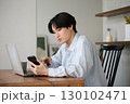 自宅で仕事をしているアジアの若い男性 130102471