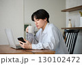 自宅で仕事をしているアジアの若い男性 130102472