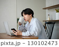 自宅で仕事をしているアジアの若い男性 130102473